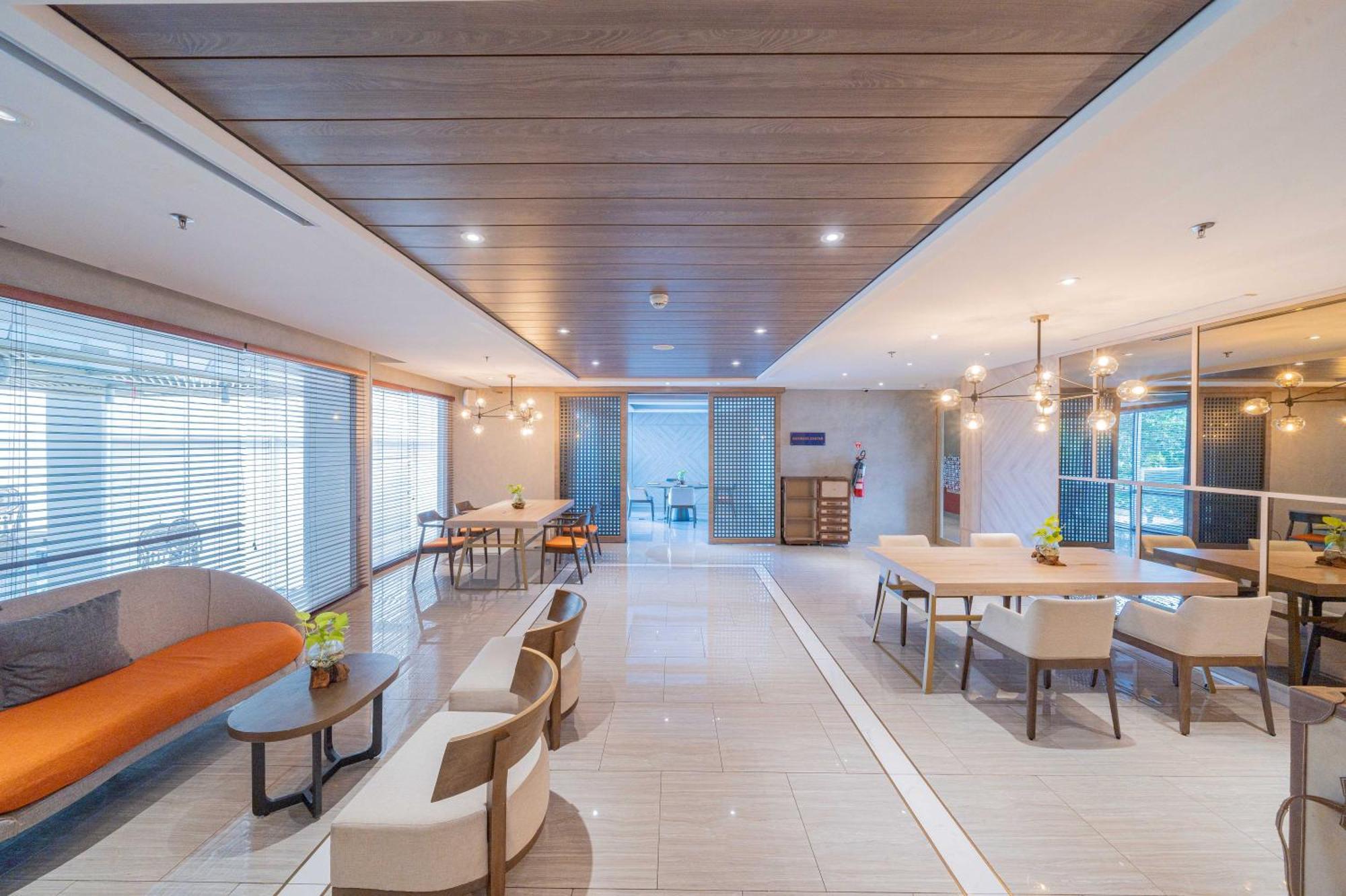 Harris Suites Puri Mansion Jakarta Exterior foto