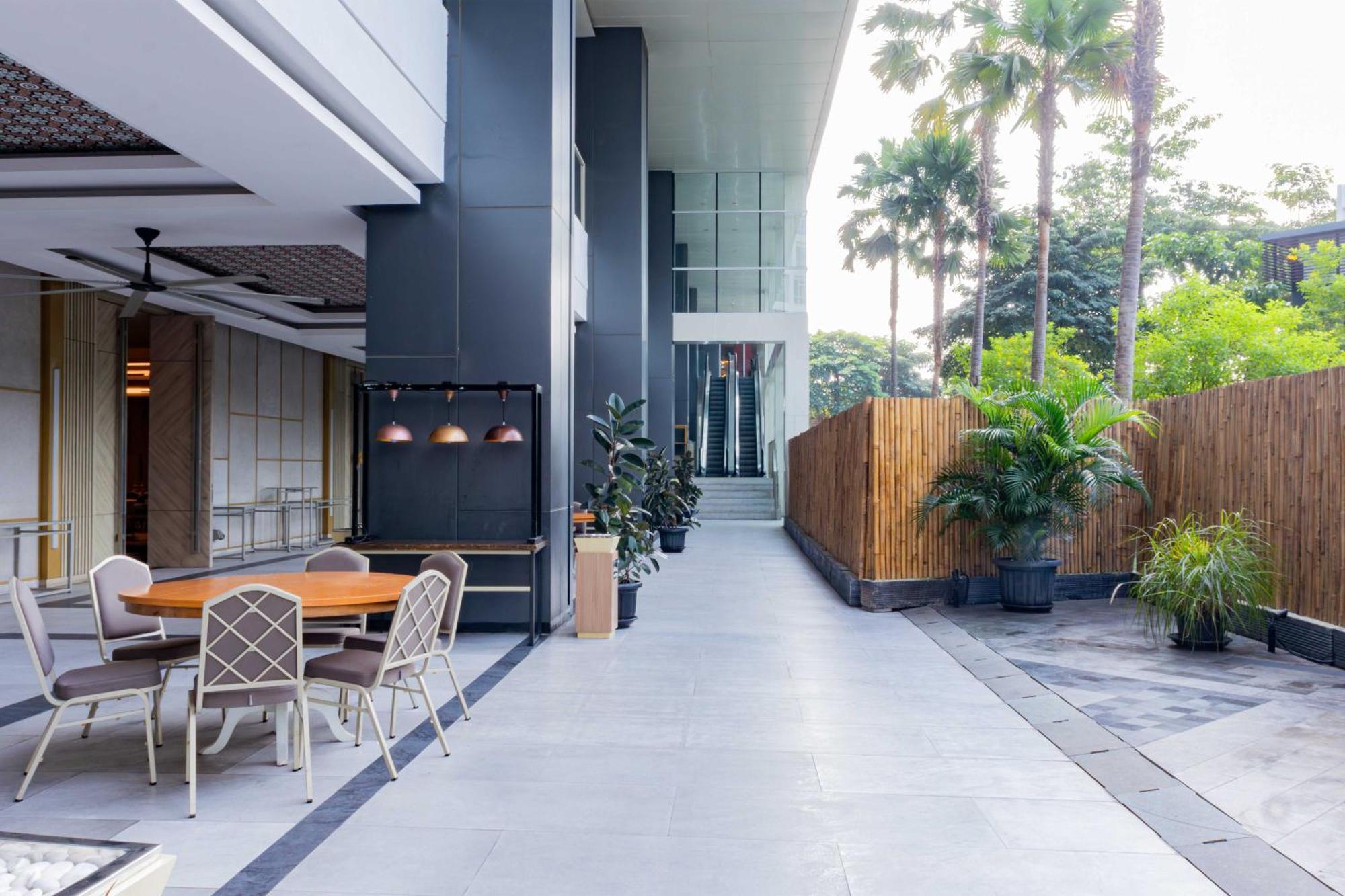Harris Suites Puri Mansion Jakarta Exterior foto