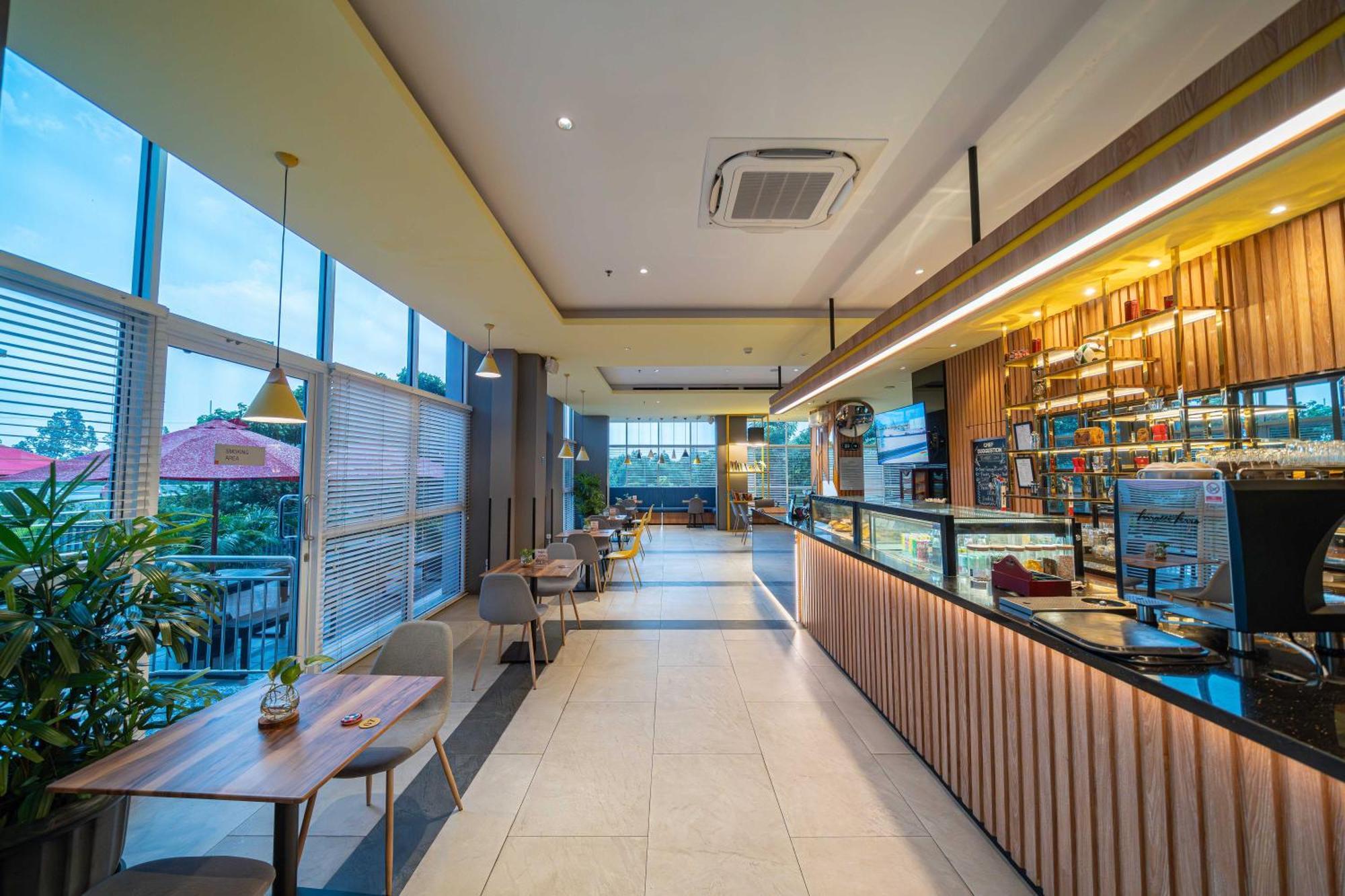 Harris Suites Puri Mansion Jakarta Exterior foto